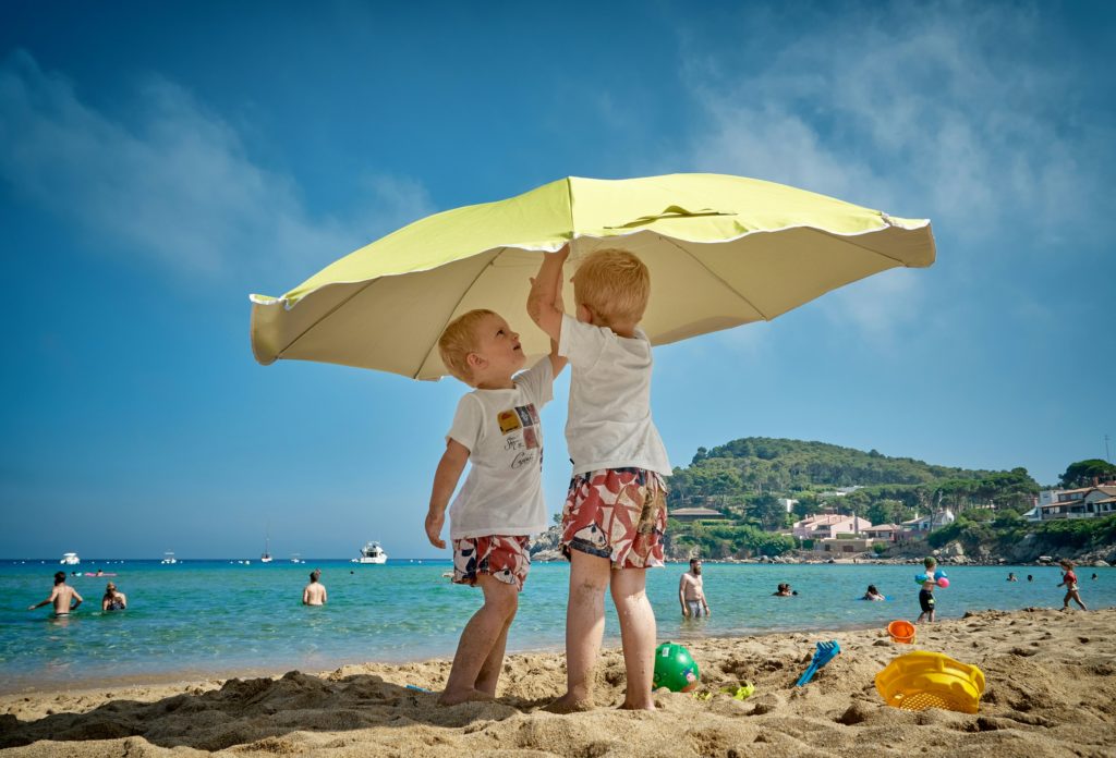 Pendant les vacances, maintenir un bien-être émotionnel et sensoriel de son enfant atypique avec des outils naturels